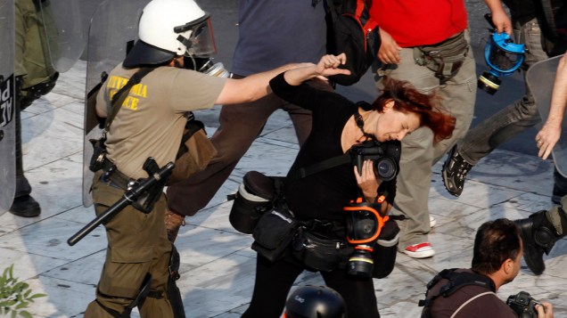 Policial agride fotógrafa durante cobertura de protesto em Atenas, Grécia