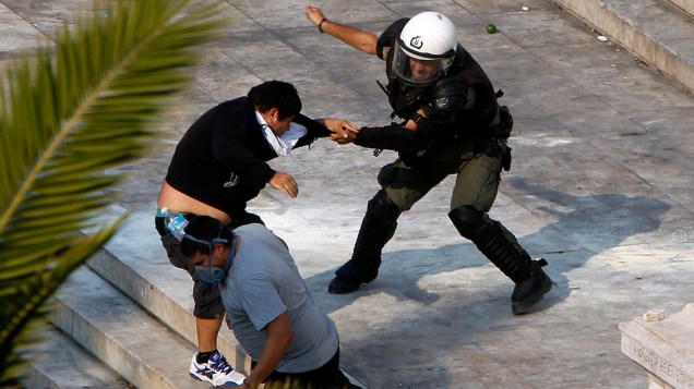 Policial agride manifestante durante protesto em Atenas, Grécia