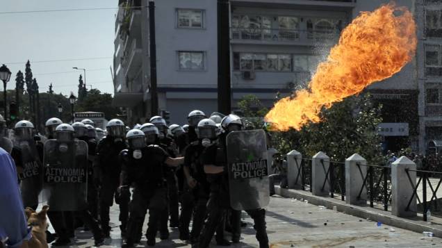 Coquetel molotov arremessado em policiais durante protestos contra as medidas de austeridade do governo em Atenas, Grécia