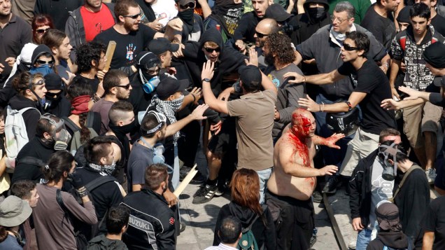 Manifestante ferido durante protesto em Atenas, Grécia