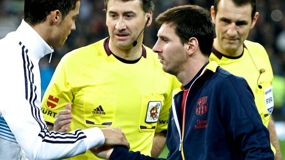 Cristiano Ronaldo e Messi se cumprimentam antes da final da Copa do Rei