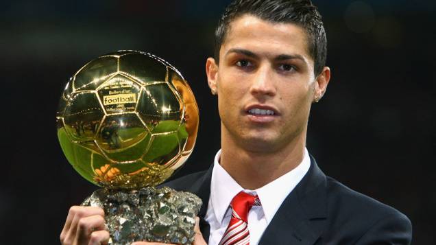 Cristiano Ronaldo recebe a Bola de Ouro em 2008, prêmio da FIFA que elege o melhor jogador do mundo