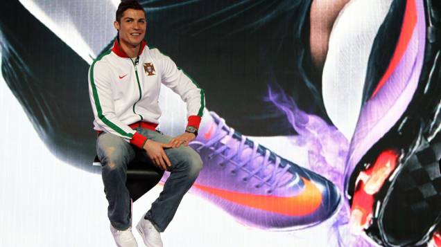Cristiano Ronaldo apresenta nova chuteira da Nike para temporada de 2010