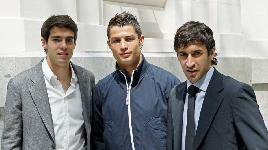 Kaká, Cristiano Ronaldo e Raul Gonzalez do Real Madrid participam da cerimônia de premiação da Liga dos Campeões da UEFA de 2010