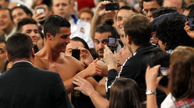 Cristiano Ronaldo cumprimenta os torcedores após partida entre Real Madrid e Getafe pelo Campeonato Espanhol no estádio Santiago Bernabeu