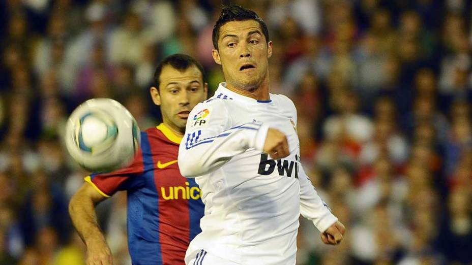 Cristiano Ronaldo em lance com  Javier Mascherano durante a partida entre Real Madrid e Barcelona pela final da Copa do Rei, Valência