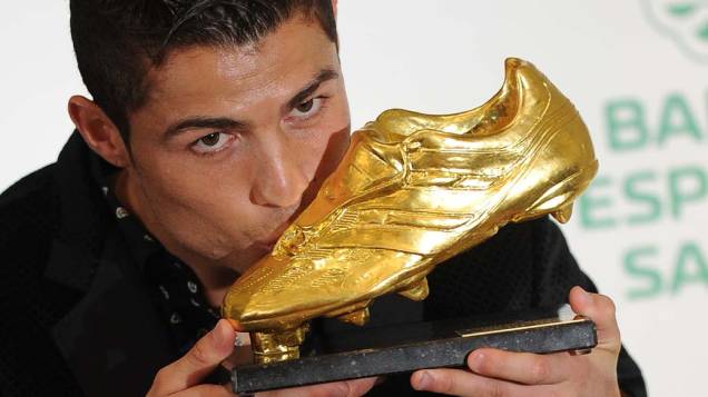 Cristiano Ronaldo beija o troféu Chuteira de Ouro, na Espanha