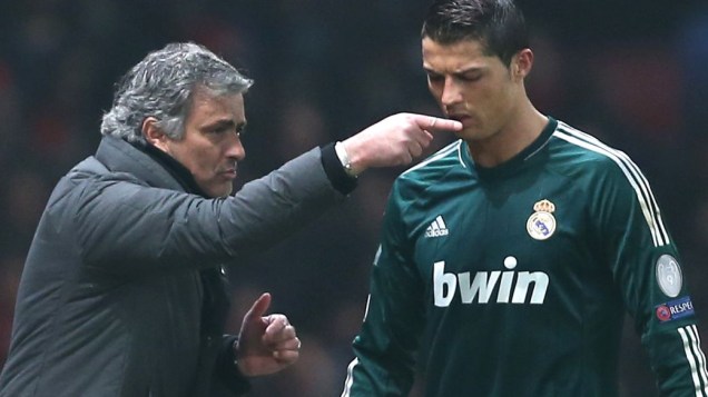 Mourinho dá instruções a Cristiano Ronaldo em partida da Liga dos Campeões