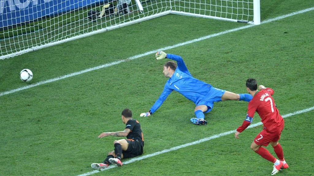 Cristiano Ronaldo marcou os dois gols na vitória de Portugal contra a Holanda, que selou a classificação da equipe às quartas de final da Eurocopa