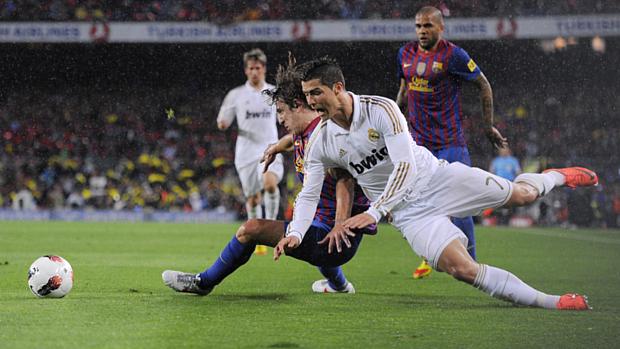 Cristiano Ronaldo recebeu forte marcação de Puyol, mas foi decisivo no fim da partida