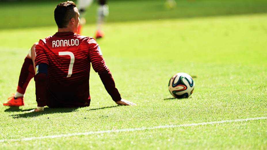 Cristiano Ronaldo cai em campo durante o jogo contra Gana no Mané Garrincha, em Brasília