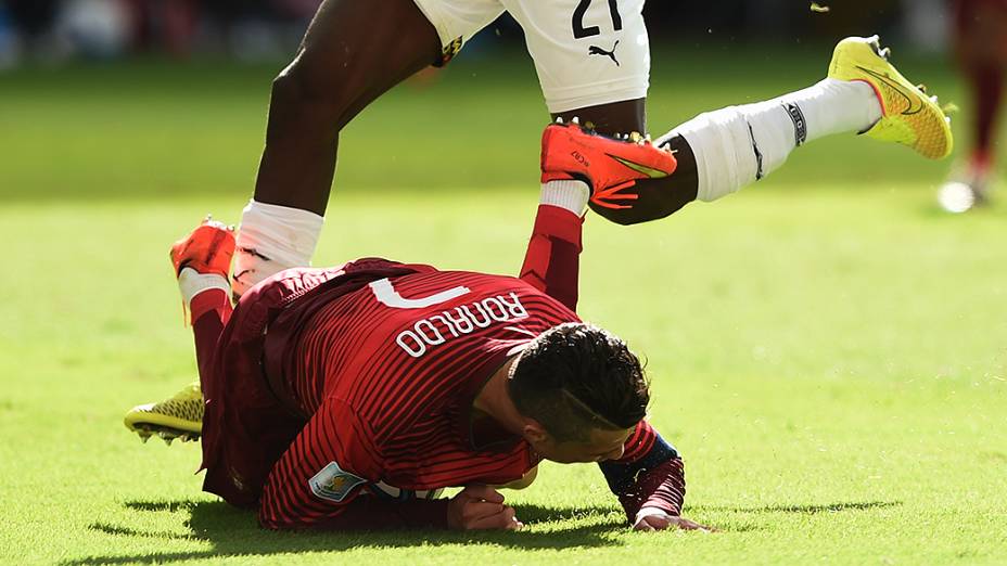 Cristiano Ronaldo cai em campo durante o jogo contra Gana no Mané Garrincha, em Brasília