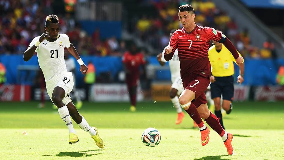 Cristiano Ronaldo conduz a bola no jogo contra Gana no Mané Garrincha, em Brasília