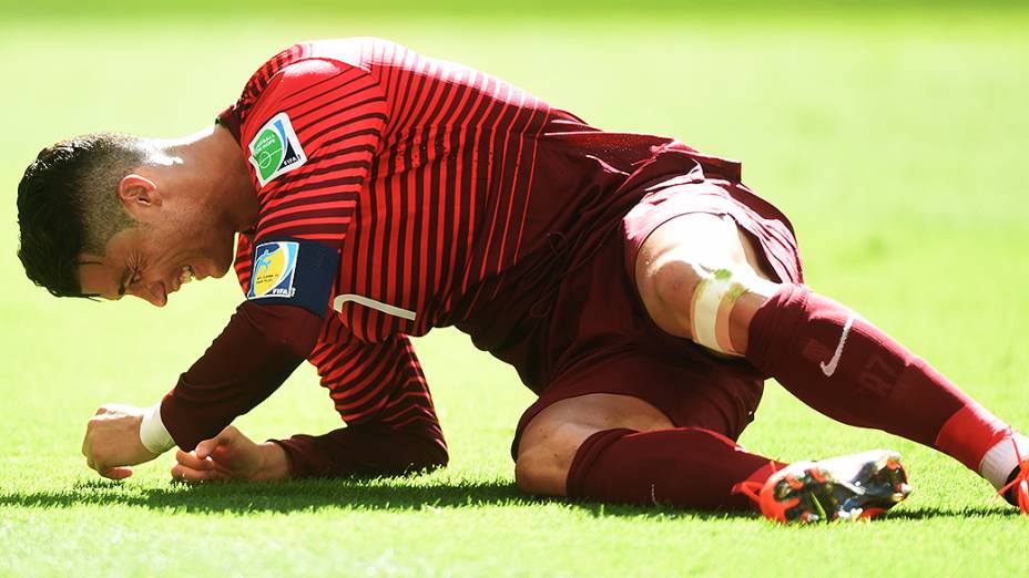 Cristiano Ronaldo cai em campo durante o jogo contra Gana no Mané Garrincha, em Brasília