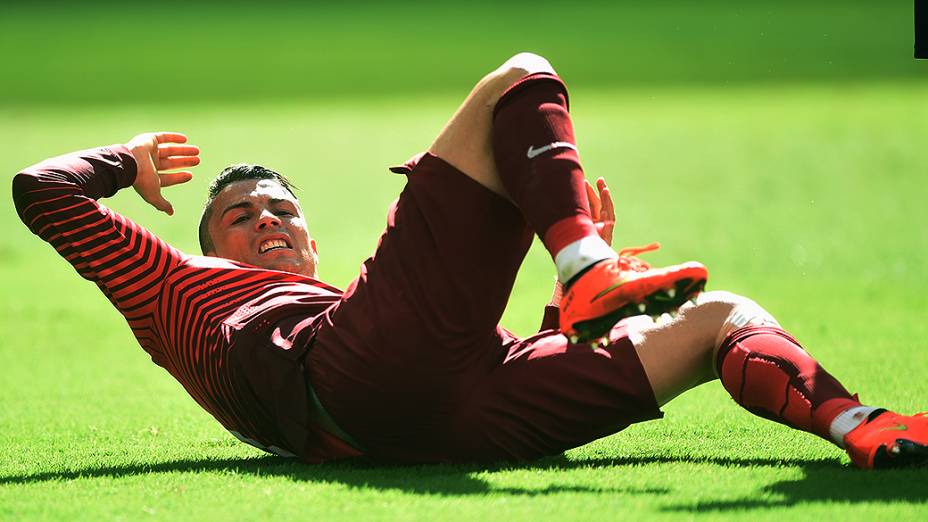 Cristiano Ronaldo cai em campo durante o jogo contra Gana no Mané Garrincha, em Brasília