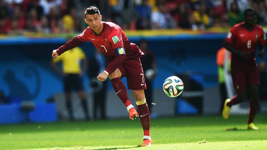 Cristiano Ronaldo chuta a bola no jogo contra Gana