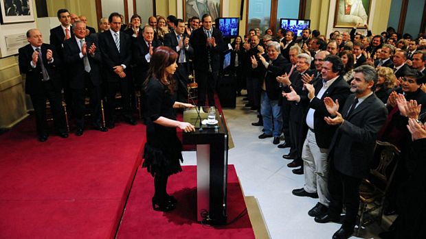 Cristina Kirchner anunciou sua candidatura à reeleição na Casa Rosada, em Buenos Aires, em um discurso transmitido em rede nacional