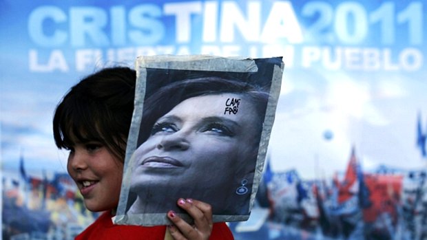 Garoto demonstra seu apoio à presidente Cristina Kirchner