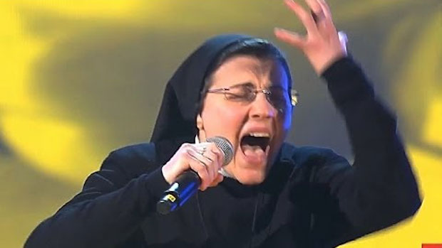 A freira Cristina Scuccia emocionou os jurados da versão italiana do reality show 'The Voice'