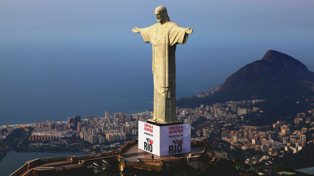 No Cristo Redentor, os cartazes da campanha do Rio contra a mudança nos royalties: protesto na quinta-feira pretende reunir 10 mil pessoas