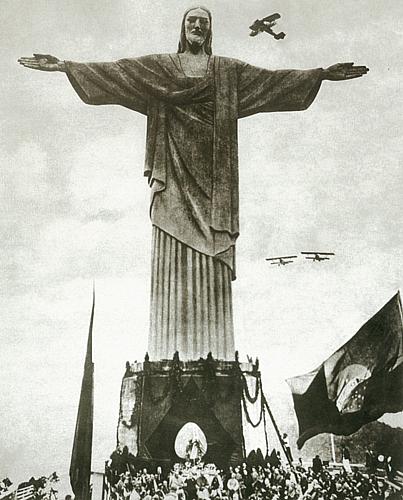 Aviões voam em torno da estátua, na festa da inauguração: multidão se comprimiu à volta do pedestal