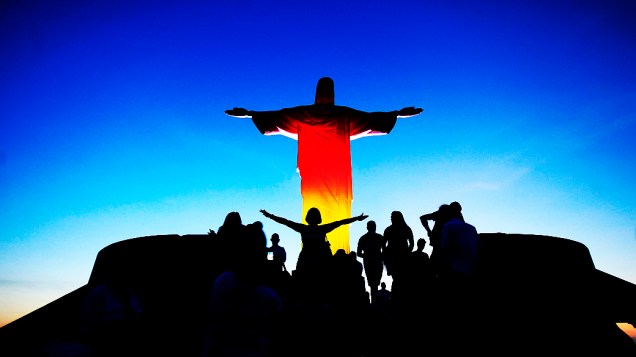 A estátua do Cristo Redentor, no Rio de Janeiro, foi iluminada nesta quarta-feira com as cores da bandeira alemã, uma homenagem ao 22ª aniversário da reunificação do país europeu