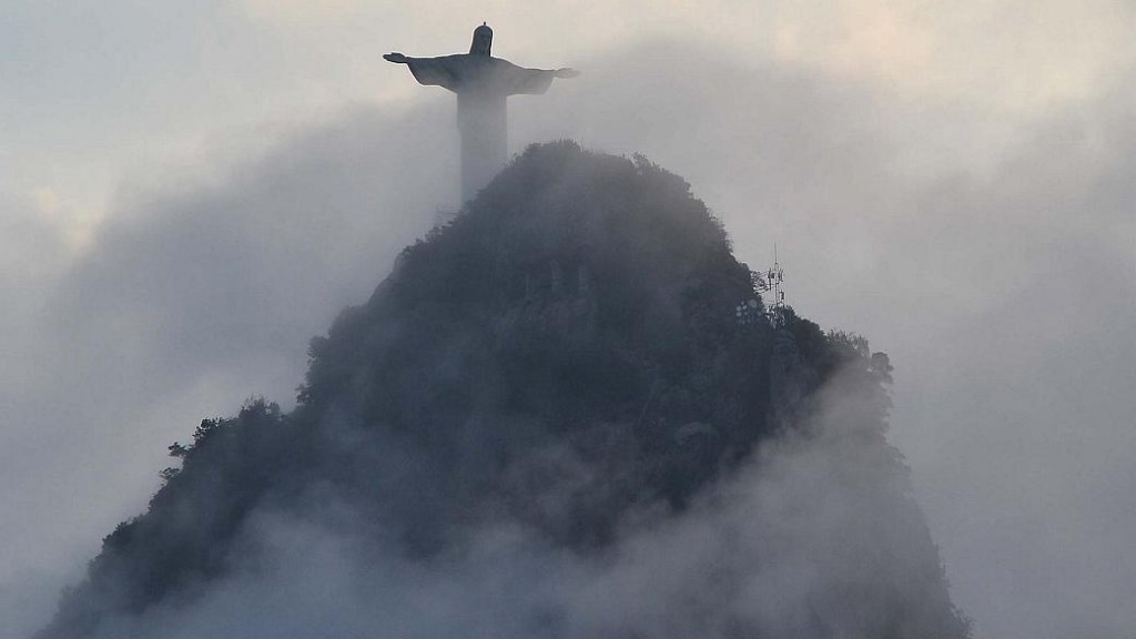 Cristo Redentor visto do bairro de Botafogo, no Rio de Janeiro, na manhã desta sexta-feira