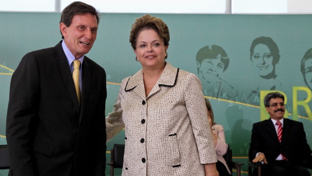 O novo ministro da Pesca, Marcelo Crivella, ao lado da presidente Dilma: “Deus qualifica os escolhidos”