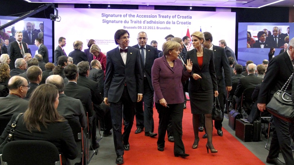 Angela Merkel (centro) participa da assinatura do tratado de aceitação da Croácia à UE