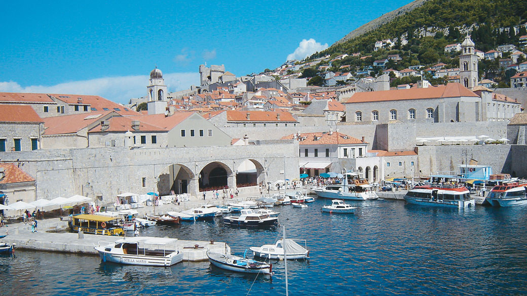 Barcos atracados no porto de Dubrovnik, Croácia