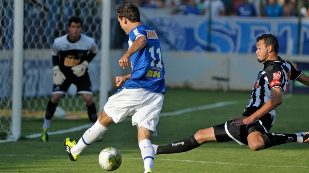 Thiago Ribeiro, do Cruzeiro, disputa bola com Rever, do Atlético-MG, durante a final do Campeonato Mineiro - 15/05/2011