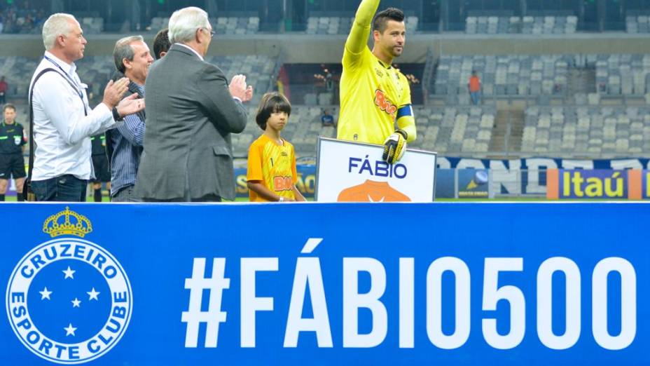Cruzeiro homenageia o goleiro Fábio pelos 500 jogos disputados com a camisa da equipe