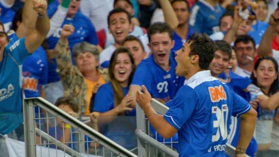 Vinicius Araújo comemora com a torcida do Cruzeiro no Mineirão