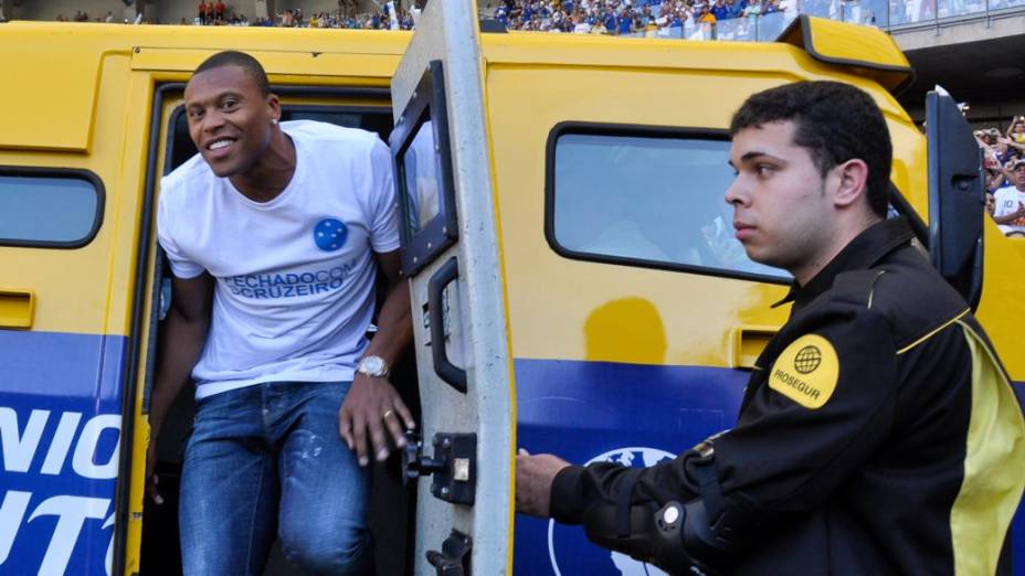 Julio Baptista é apresentado como reforço do Cruzeiro para o Brasileirão 2013