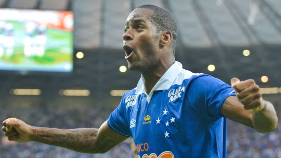 Dedé, do Cruzeiro, comemora gol contra o Atlético-MG no Mineirão