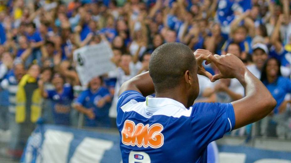 Borges comemora gol com a torcida do Cruzeiro