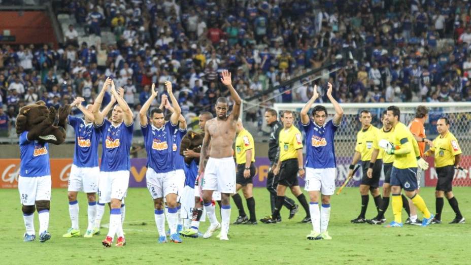 Os jogadores comemoram com a torcida depois de mais uma vitória do Cruzeiro no Mineirão