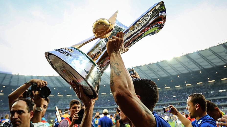 Jogadores do Cruzeiro comemoram a conquista do campeonato após partida entre Cruzeiro e Fluminense, válida pela última rodada do Campeonato Brasileiro 2014, no Mineirão, em Belo Horizonte (MG)