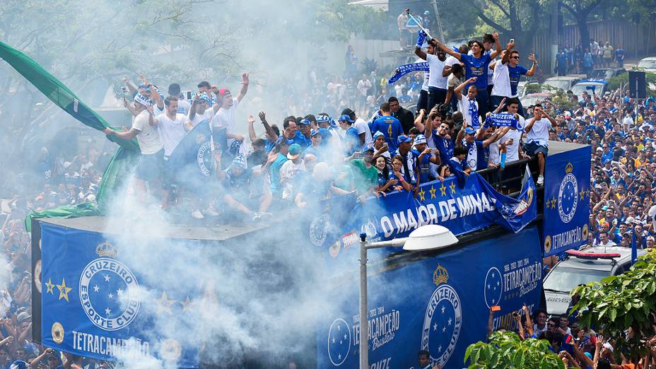 A equipe do Cruzeiro chega em carro aberto para última rodada do Campeonato Brasileiro 2014 contra o Fluminense, no Mineirão, em Belo Horizonte (MG), neste domingo (07)