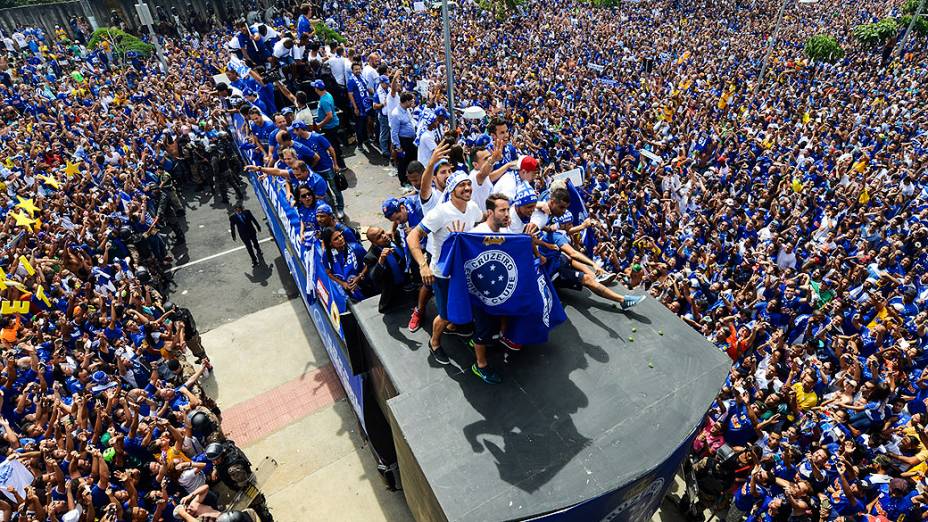 A equipe do Cruzeiro chega em carro aberto para última rodada do Campeonato Brasileiro 2014 contra o Fluminense, no Mineirão, em Belo Horizonte (MG), neste domingo (07)