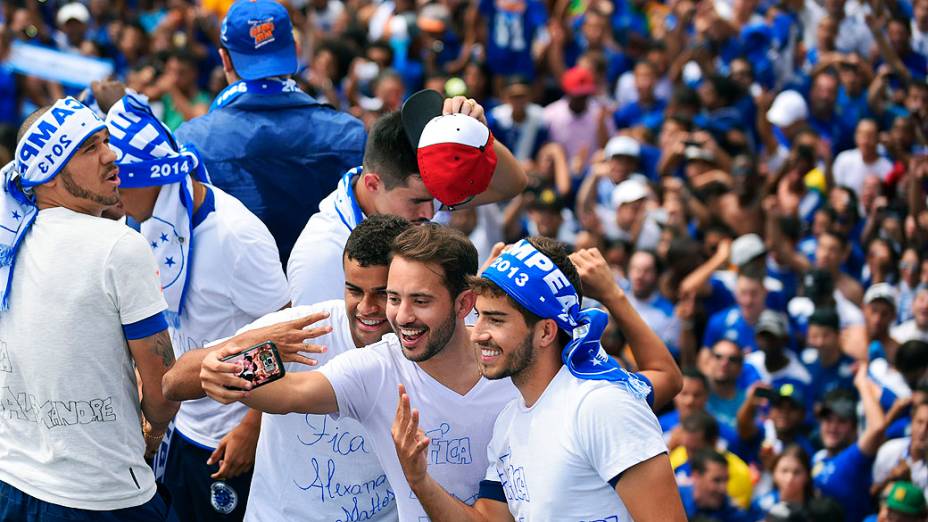 Jogadores e torcida do Cruzeiro antes da partida entre Cruzeiro MG e Fluminense RJ válida pela Série A do Campeonato Brasileiro 2014 no Estádio Mineirão em Belo Horizonte (MG), neste domingo (07)