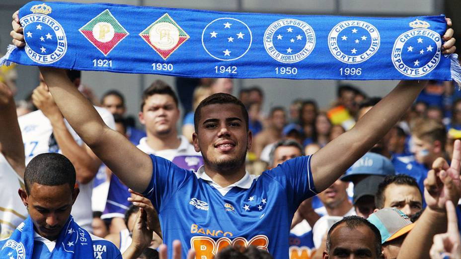 Torcedores do Cruzeiro fazem a festa no Mineirão para comemorar o tetracampeonato brasileiro