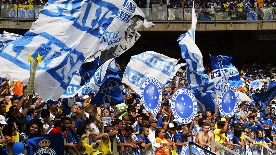 Torcedores do Cruzeiro fazem a festa no Mineirão para comemorar o tetracampeonato brasileiro