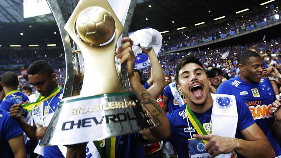 Jogadores do Cruzeiro comemoram a conquista do campeonato após partida entre Cruzeiro e Fluminense, válida pela última rodada do Campeonato Brasileiro 2014, no Mineirão, em Belo Horizonte (MG)