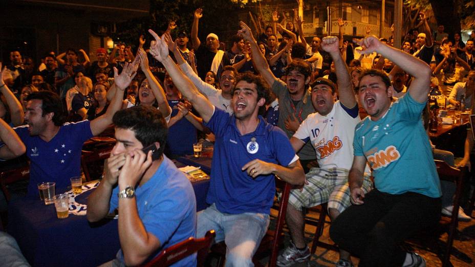 Torcedores do Cruzeiro comemoram a conquista do Campeonato Brasileiro 2013 em bar na Savassi, em Belo Horizonte