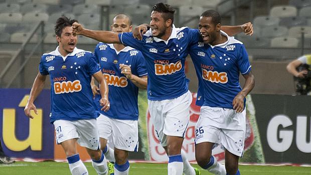 Cruzeiro goleia Vitória e assume liderança provisória | VEJA
