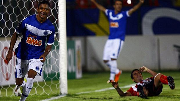 Walisson comemora o quinto gol do Cruzeiro sobre o Estudiantes, na estreia do clube mineiro na Libertadores.
