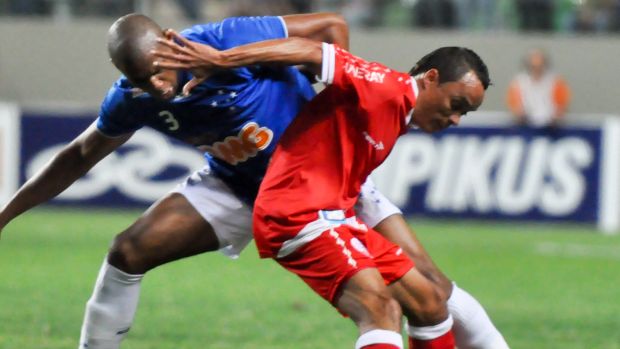 Rafael Donato, do Cruzeiro, disputa a bola durante partida contra o Náutico, válida pelo Campeonato Brasileiro, no Estádio Independência, em Belo Horizonte. 02/09/2012