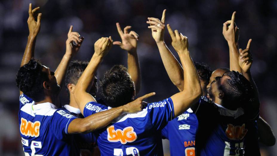 Jogadores do Cruzeiro comemoram gol na partida contra o Vitória, válida pelo Campeonato Brasileiro 2013