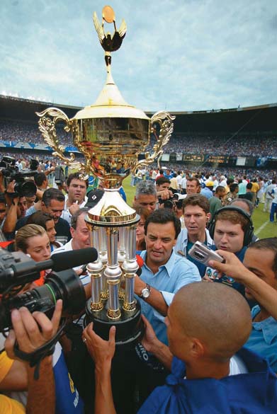 O primeiro time a conquistar o campeonato de pontos corridos foi o Cruzeiro, treinado por Vanderlei Luxemburgo